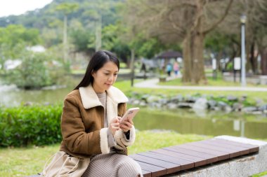 Parkta kadın cep telefonu kullanımı