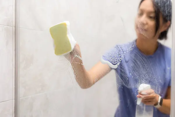 Woman Clean Hard Water Stains Deposits Bathroom — Stock Photo, Image
