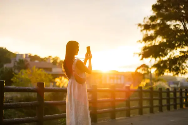Mujer Utilizar Teléfono Móvil Para Tomar Fotos Bajo Atardecer Campo —  Fotos de Stock