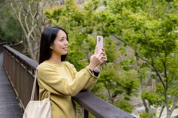 Mulher Turística Usar Telefone Celular Para Tirar Fotos Trilha Caminhada — Fotografia de Stock