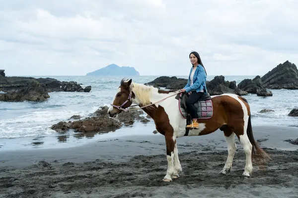 Mulher Turística Montar Cavalo Lado Praia Mar Fotos De Bancos De Imagens Sem Royalties