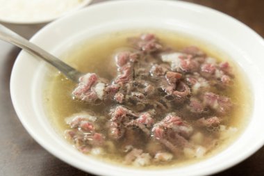 Tayvan gıda mağazasında taze çiğ et çorbası.