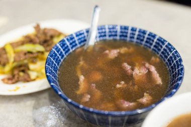 Tayvan gıda mağazasında taze çiğ et çorbası.