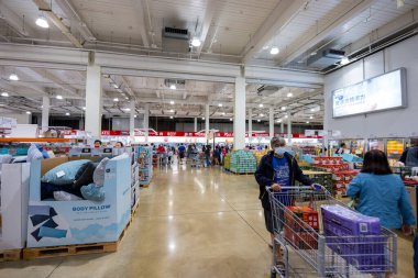 Tayvan - 30 Ekim 2023: Tayvan 'daki Costco mağazasının içi