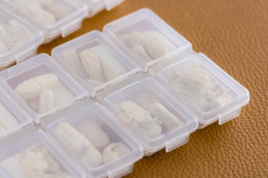 Günlük kutuda süresi geçmiş ilaç