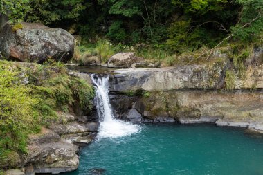 Tayvan 'ın Taoyuan Turizminde Xiao Wulai Skywalk Şelalesi