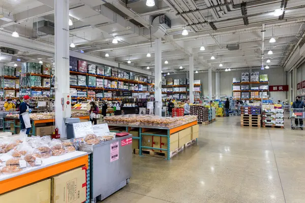 Tayvan - 20 Aralık 2023: Tayvan 'daki Costco mağazasının içi
