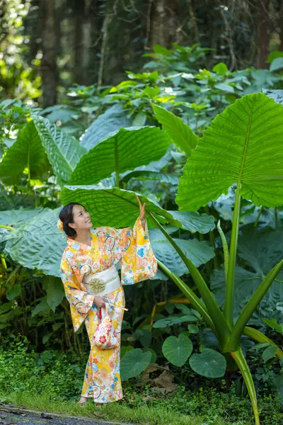 Femme Porter Kimono Jaune Avec Grande Feuille — Photo
