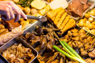 Soya soslu domuz eti sokak pazarında satılıyor.