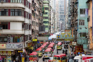 Hong Kong - 23 Haziran 2023: Kowloon tarafında Minibus durağı