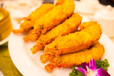 Peynirli deniz ürünleri ile pişirilmiş ıstakoz.