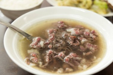 Tayvan gıda mağazasında taze çiğ et çorbası.