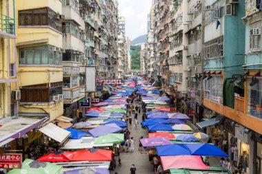 Hong Kong - 23 Haziran 2023: Hong Kong 'un Mong Kok ilçesindeki Fa Yuen Caddesi