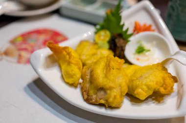 Tabakta balık filetosu var.