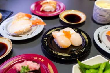 Tayvan - 15 Aralık 2023: Sushiro Japon restoranında Suşi Yemekleri 