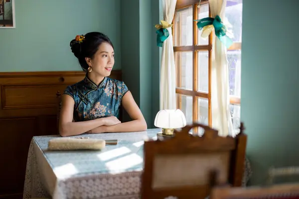 Kvinna Bär Traditionell Kinesisk Cheongsam Vintage Restaurangen — Stockfoto