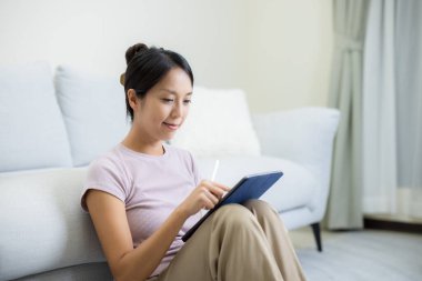 Evde kadın tablet bilgisayar kullanımı