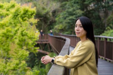 Kadınlar yürüyüş parkuruna gider.