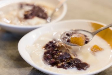 Kırmızı fasulyeli tofu pudingi, Tayvan 'da ünlü bir tatlı.