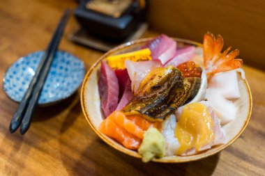 Japon restoranında çeşit çeşit saşimi pilavı 