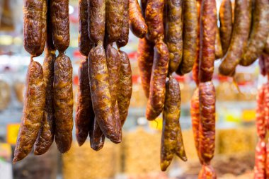 Markette asılı duran Çin Konserveli Sosisler