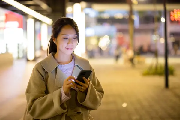 Жінка Використовує Мобільний Телефон Місті Вночі — стокове фото
