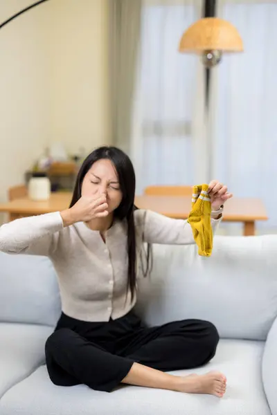 Kvinna Håller Sin Näsa Med Dålig Lukt Strumpa — Stockfoto
