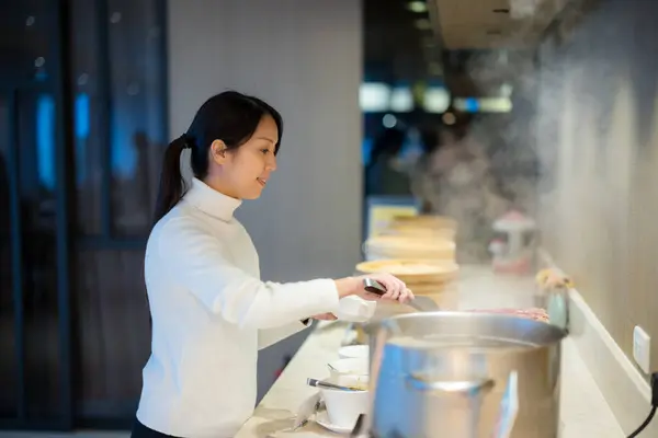 Asijské Ženy Mají Bufet Restauraci — Stock fotografie
