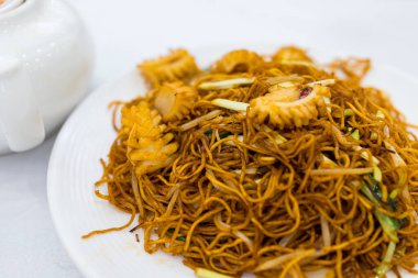 Kızarmış soya soslu erişte. 