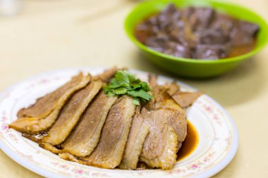 Asya yemeği soya sosu ve kaz dilimi.