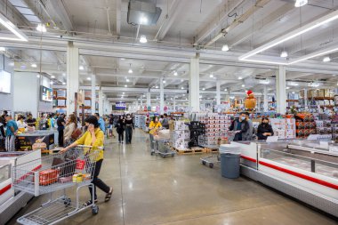 Tayvan - 30 Ekim 2023: Tayvan 'daki Costco mağazasının içi