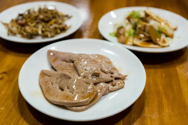 台湾本地食物猪肝与盘中 — 图库照片