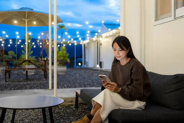 Mulher Usar Telefone Celular Resort Livre — Fotografia de Stock