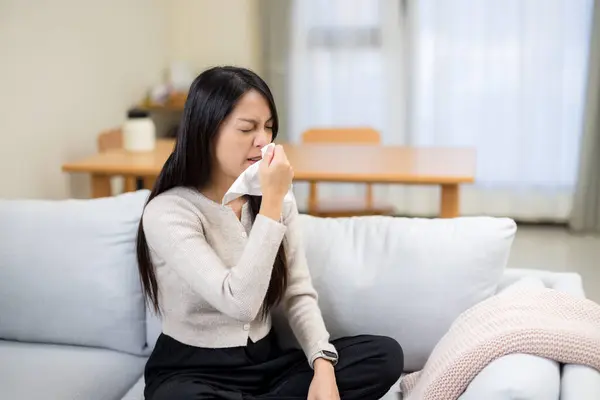 Gripe Femenina Estornudos Casa —  Fotos de Stock