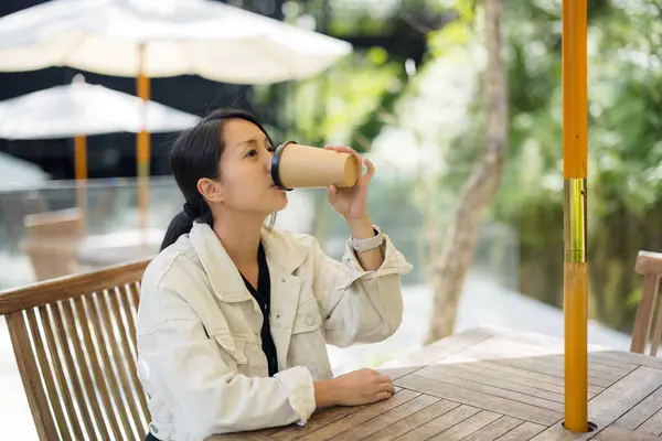 アウトドアカフェでコーヒーを飲む女性 ストック写真