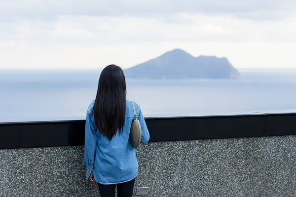 Mulher Turística Olhar Para Ilha Guishan Yilan Taiwan Imagens Royalty-Free