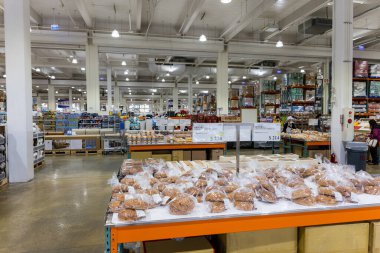Tayvan - 20 Aralık 2023: Tayvan 'daki Costco mağazasının içi