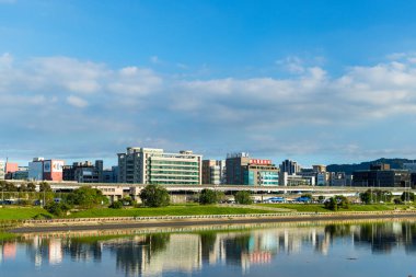 Taipei, Tayvan - 14 Aralık 2023: Nehir kenarındaki Taipei şehri