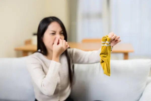 Mujer Mantenga Con Olores Calcetín Apestoso — Foto de Stock
