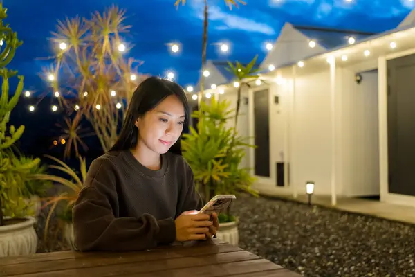 Mujer Utilizar Teléfono Móvil Resort Aire Libre Fotos De Stock Sin Royalties Gratis