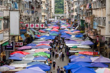 Hong Kong - 23 Haziran 2023: Hong Kong 'un Mong Kok ilçesindeki Fa Yuen Caddesi