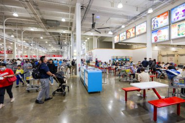 Tayvan - 30 Ekim 2023: Tayvan 'daki Costco mağazasının içi