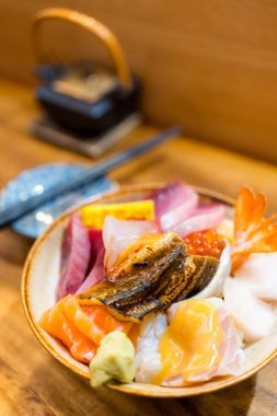 Japon restoranında çeşit çeşit saşimi pilavı 