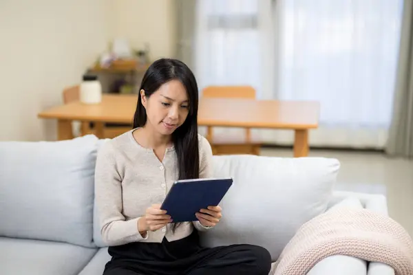 自宅でデジタルタブレットを使用する女性 ストックフォト