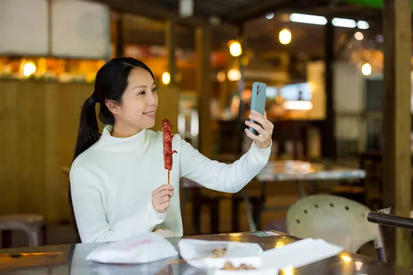 Donna Usa Telefono Cellulare Scattare Selfie Con Salsiccia Taiwanese Mercato — Foto Stock