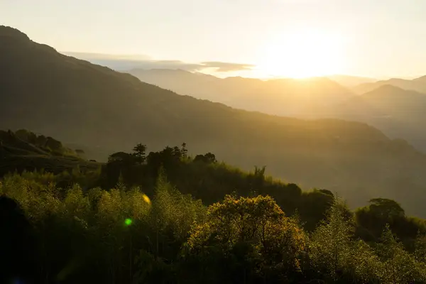 Sonnenaufgang Über Der Berglandschaft Stockfoto