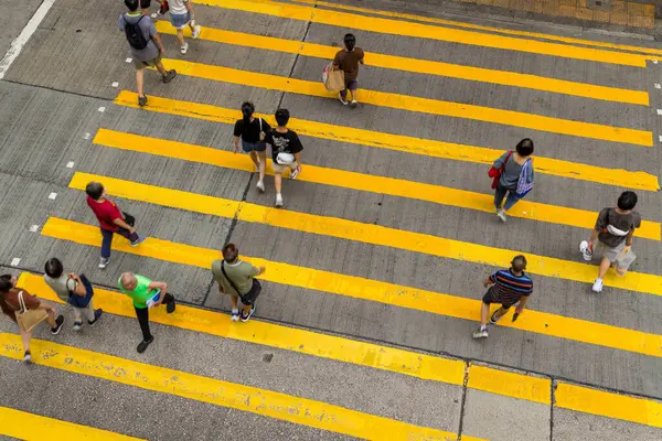 Гонконг Червня 2023 Року Вид Зверху Людей Перетинають Дорогу Стокова Картинка