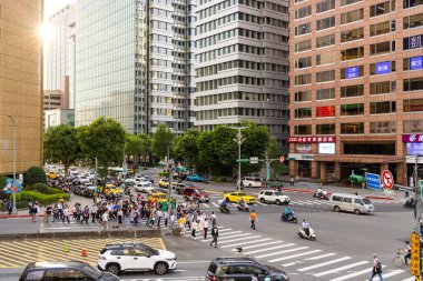 Tayvan - 13 Haziran 2023: İnsanlar Taipei 'de karşıdan karşıya geçiyor