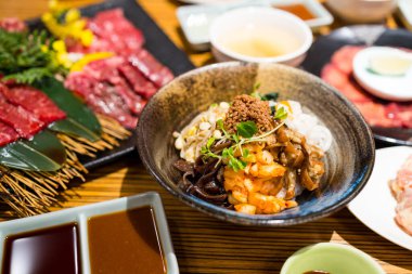 Pirinç kasesinde fasulye filizi olan Kore kimchi 'si.