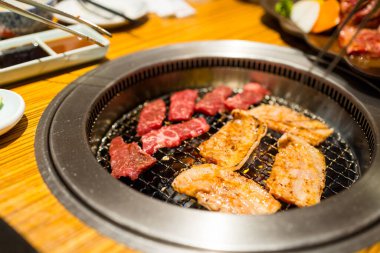 Restoranda Japon tarzı bbq 